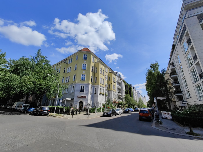 ... und dem 10 Pro. (Bild: Tobias Költzsch/Golem.de)